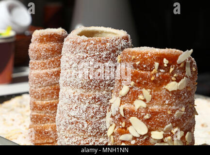 Close up avec l'étalage de vente au détail prêt à manger sucré Trdelnik, ce le champagne est populaire en Europe, l'Autriche, la Hongrie, la Slovaquie et la République tchèque, en particulier dans les PRA Banque D'Images