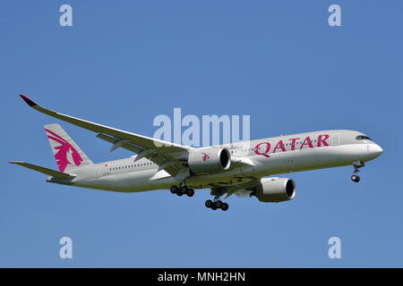 Qatar Airways Airbus A350 A7-ALY l'atterrissage à l'aéroport Heathrow de Londres, UK Banque D'Images