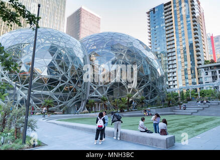 L'entreprise Amazon siège social mondial à Seattle Washington soleil d'après-midi, de nombreuses personnes profitant de la pelouse à côté du campus. Banque D'Images