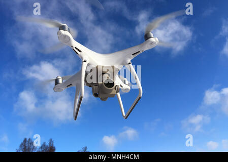 Sodertalje (Suède) - 4 Février 2018 : l'un blanc DJI Phantom 4 Pro en vol de drones. Banque D'Images