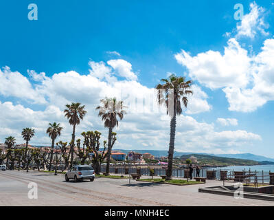 Zone piétonne sur les remparts d'Alghero - Sardaigne dans une journée ensoleillée de printemps Banque D'Images