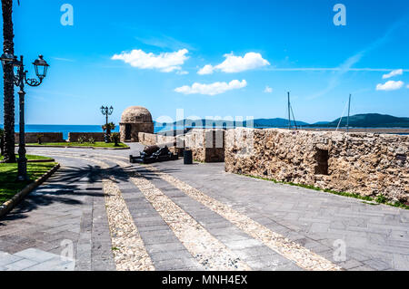 Zone piétonne sur les remparts d'Alghero - Sardaigne dans une journée ensoleillée de printemps Banque D'Images