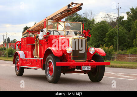 Vasteras, Suède - 5 juillet, 2013 ; Mini Cooper 3258 camion incendie fabriqués 1931 administré par l'association d'incendie et de sauvetage Malardalen exposée au cruising Banque D'Images
