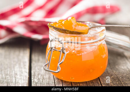 Confiture d'abricot jelly in jar. Banque D'Images