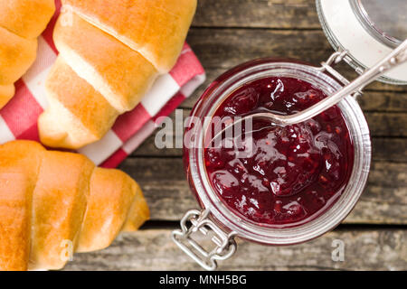 Confiture de framboises jelly en pot et des croissants. Vue d'en haut. Banque D'Images