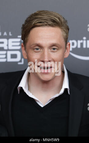 16 mai 2018, l'Allemagne, Berlin : l'Acteur Matthias Schweighoefer arrive pour la première de la deuxième tranche de la série thriller 'Vous êtes voulu'. Photo : Jörg Carstensen/dpa Banque D'Images