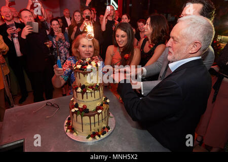 Londres, Royaume-Uni. Le 15 mai 2018. Jeremy Corbyn Coupe le cake au Théâtre du parc pour aider célèbre son 5e anniversaire, Londres. Le 15 mai 2018. Crédit : Thomas Bowles/Alamy Live News Banque D'Images