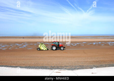 Blackpool, Royaume-Uni. 17 mai 2018. Un tracteur tirant un râteau surf South beach se prépare pour la journée à venir. La plage a reçu un Drapeau Bleu pour la qualité de l'eau en circulation pour les plages. Kev Walsh/Alamy Live News Banque D'Images