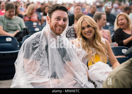 Pompano Beach, Florida, USA. 16 mai, 2018. Un couple vu posant pour une photo tout en profitant de la performance en direct lors de la Parkland Strong Benefit Concert.Le sud de la Floride est titulaire d'un concert-bénéfice pour amasser des fonds pour les familles des victimes Marjory Stoneman Douglas, et les survivants. 3 000 personnes ont assisté à l'soldout show, à l'appui de leur communauté. Credit : Emilee Mcgovern SOPA/Images/ZUMA/Alamy Fil Live News Banque D'Images