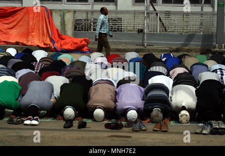 Srinagar, au Cachemire. 17 mai 2018. Cachemiris offrant prière de midi le premier jour du mois sacré du Ramadan à côté de culte hazratbal .Le croissant de lune pour Ramazan a été aperçu mercredi soir, annonçant le mois de jeûne dans le monde entier. ©Sofi Suhail/Alamy Live News Banque D'Images