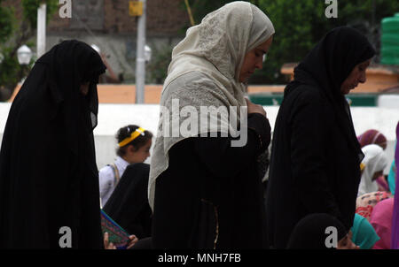 Srinagar, au Cachemire. 17 mai 2018. Cachemiris offrant prière de midi le premier jour du mois sacré du Ramadan à côté de culte hazratbal .Le croissant de lune pour Ramazan a été aperçu mercredi soir, annonçant le mois de jeûne dans le monde entier. ©Sofi Suhail/Alamy Live News Banque D'Images