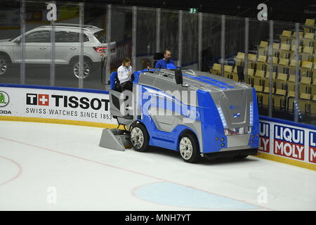 Herning, Danemark. 17 mai, 2018. Resurfaceuse de glace glace nettoie une avant le Championnat du Monde de Hockey sur Glace Etats-unis match quart contre la République tchèque, à Herning, Danemark, le 17 mai 2018. Credit : Ondrej Deml/CTK Photo/Alamy Live News Banque D'Images