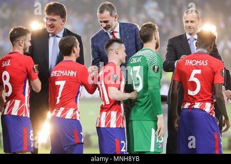 16 mai 2018, France, Lyon : Football, finale de la Ligue Europa : l'Atletico Madrid vs Olympique de Marseille au stade de Groupama. Le roi d'Espagne Felipe VI (c) de Madrid félicite Antoine Griezmann (2.f.l.). Photo : Jan Woitas/dpa-Zentralbild/dpa Banque D'Images