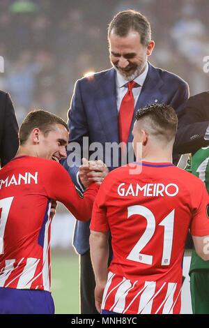 16 mai 2018, France, Lyon : Football, finale de la Ligue Europa : l'Atletico Madrid vs Olympique de Marseille au stade de Groupama. Le roi d'Espagne Felipe VI (c) de Madrid félicite Antoine Griezmann (l) et Kevin Gameiro. Photo : Jan Woitas/dpa-Zentralbild/dpa Banque D'Images