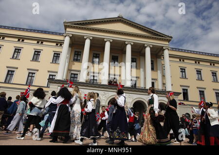 Oslo, Norvège. 17 mai, 2018. Les gens assistent à la célébration de la Journée nationale à Oslo, capitale de la Norvège, le 17 mai 2018. Credit : Zhang Shuhui/Xinhua/Alamy Live News Banque D'Images