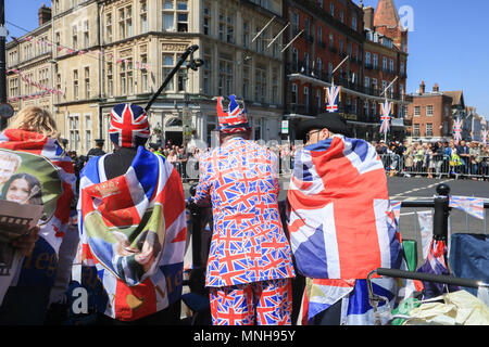 Windsor Berkshire UK. 17 mai 2018. Wellwishers regarder la répétition générale par l'intermédiaire des forces armées britanniques Windsor High Street vu par les grandes foules pour le mariage du prince Harry et Meghan Markle le 19 mai 2018 Crédit : amer ghazzal/Alamy Live News Banque D'Images