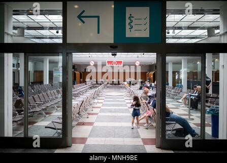 17 mai 2018, Berlin, Allemagne : Les gens sont assis dans le hall des arrivées pour les réfugiés dans l'Office d'État des Affaires des réfugiés. Le Parlement allemand conseille le projet de budget du gouvernement fédéral. Le budget du ministère fédéral de l'intérieur, pour la construction et la patrie est à l'ordre du jour de la réunion d'aujourd'hui. Pour l'intégration et la migration, les minorités et les personnes déplacées, le gouvernement prévoit de dépenser 1,07 milliards d'euros. Photo : Kay Nietfeld/dpa Banque D'Images