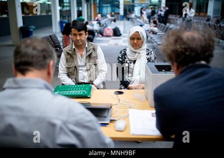 17 mai 2018, Berlin, Allemagne : un réfugié de l'Afghanistan est assis dans le bureau d'État pour les affaires des réfugiés en face de son agent (l) et d'un traducteur pour la détermination de l'origine. Le Parlement allemand conseille le projet de budget du gouvernement fédéral. Le budget du ministère fédéral de l'intérieur, pour la construction et la patrie est à l'ordre du jour de la réunion d'aujourd'hui. Pour l'intégration et la migration, les minorités et les personnes déplacées, le gouvernement prévoit de dépenser 1,07 milliards d'euros. Photo : Kay Nietfeld/dpa Banque D'Images