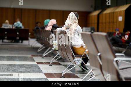 17 mai 2018, Berlin, Allemagne : une famille de réfugiés de l'Afghanistan est en attente pour le début du traitement de la procédure d'asile dans l'Office d'État des Affaires des réfugiés. Le Parlement allemand conseille le projet de budget du gouvernement fédéral. Le budget du ministère fédéral de l'intérieur, pour la construction et la patrie est à l'ordre du jour de la réunion d'aujourd'hui. Pour l'intégration et la migration, les minorités et les personnes déplacées, le gouvernement prévoit de dépenser 1,07 milliards d'euros. Photo : Kay Nietfeld/dpa Banque D'Images