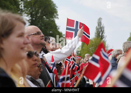 Oslo, Norvège. 17 mai, 2018. Les gens assistent à la célébration de la Journée nationale à Oslo, capitale de la Norvège, le 17 mai 2018. Credit : Zhang Shuhui/Xinhua/Alamy Live News Banque D'Images