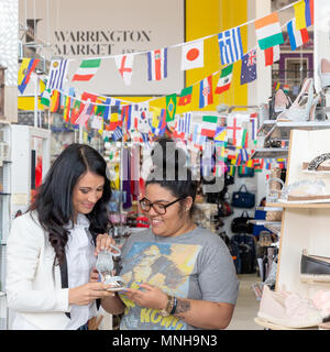 Warrington, Royaume-Uni. 17 mai 2018 - Meghan Markle look-a-like et local jeune fille, Sarah Mhlanga visites Warrington's marché couvert et s'affiche autour de divers stands. Warrington, Cheshire, Angleterre, Royaume-Uni Crédit : John Hopkins/Alamy Live News Banque D'Images