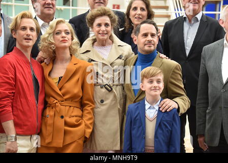 15 mai 2018, Cologne, Allemagne : les acteurs Michael Ostrowski (l-r), Heike Makatsch, Katharina Thalbach, Moritz Bleibtreu, et Marlon Schramm à la conférence de presse du film 'Ich war noch niemals in New York' (lit. Je n'ai jamais été à New York) Photo : Horst Galuschka/dpa Banque D'Images