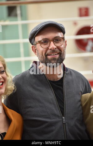 15 mai 2018, Cologne, Allemagne : Philipp Stölzl lors de la conférence de presse du film 'Ich war noch niemals in New York' (lit. Je n'ai jamais été à New York) Photo : Horst Galuschka/dpa Banque D'Images