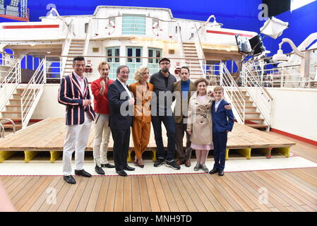 15 mai 2018, Cologne, Allemagne : les acteurs Mat Schuh (l-r), Michael Ostrowski, avec Armin Laschet de l'Union chrétienne-démocrate et Premier Ministre de Rhénanie du Nord-Westphalie(CDU)et l'actrice, Heike Makatsch, Philipp Stölzl, directeur et acteurs Moritz Bleibtreu, Katharina Thalbach et Marlon Schramm à la conférence de presse du film 'Ich war noch niemals in New York' (lit. Je n'ai jamais été à New York) Photo : Horst Galuschka/dpa Banque D'Images