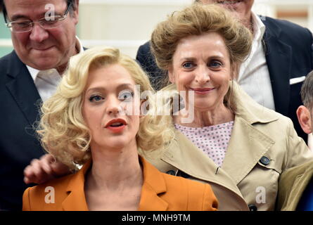 15 mai 2018, Cologne, Allemagne : Actrices Heike Makatsch (l) et Katharina Thalbach lors de la conférence de presse du film 'Ich war noch niemals in New York' (lit. Je n'ai jamais été à New York) Photo : Horst Galuschka/dpa Banque D'Images