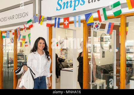 Warrington, Royaume-Uni. 17 mai 2018 - Meghan Markle look-a-like et local jeune fille, Sarah Mhlanga visites Warrington's marché couvert et s'affiche autour de divers stands. Warrington, Cheshire, Angleterre, Royaume-Uni Crédit : John Hopkins/Alamy Live News Banque D'Images