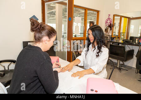 Warrington, Royaume-Uni. 17 mai 2018 - Meghan Markle look-a-like et local jeune fille, Sarah Mhlanga visites Warrington's marché couvert et s'affiche autour de divers stands. Warrington, Cheshire, Angleterre, Royaume-Uni Crédit : John Hopkins/Alamy Live News Banque D'Images