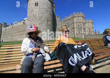 Windsor Berkshire UK. 17 mai 2018. Wellwishers les touristes et profiter du soleil du printemps dans la ville de Windsor avec deux jours avant la date de la Mariage du Prince Harry et Meghan Markle le 19 mai 2018 Crédit : amer ghazzal/Alamy Live News Banque D'Images