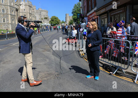 Windsor Berkshire UK. 17 mai 2018. La diffusion des médias étrangers en face du château de Windsor avec deux gauche jusqu'à la date de la Mariage du Prince Harry et Meghan Markle le 19 mai 2018 Crédit : amer ghazzal/Alamy Live News Banque D'Images