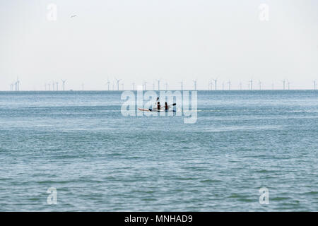 Deux hommes avec paddle boards dans la mer au large de la plage de Brighton. / Paddleboards, paddleboarding. Brighton, East Sussex, UK. Banque D'Images