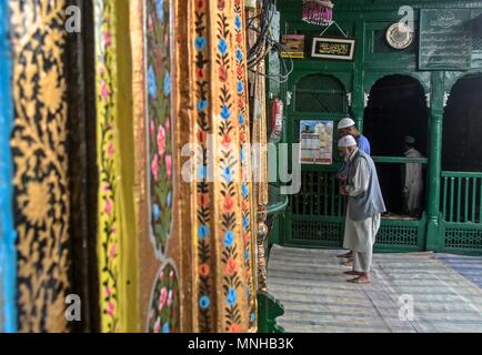 Srinagar, au Cachemire. 17 mai, 2018. Les musulmans du Cachemire offrir des prières au cours de la première journée du mois du Ramadan dans SrinagarKashmir. Les musulmans du monde entier célèbrent le mois de Ramadan, le mois le plus saint dans le calendrier islamique durant laquelle les dévots vite de l'aube au crépuscule. Credit : SOPA/Alamy Images Limited Live News Banque D'Images