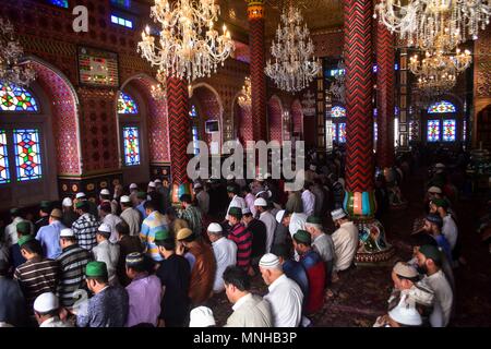 Srinagar, au Cachemire. 17 mai, 2018. Les musulmans du Cachemire offrir des prières au cours de la première journée du mois du Ramadan dans SrinagarKashmir. Les musulmans du monde entier célèbrent le mois de Ramadan, le mois le plus saint dans le calendrier islamique durant laquelle les dévots vite de l'aube au crépuscule. Credit : SOPA/Alamy Images Limited Live News Banque D'Images