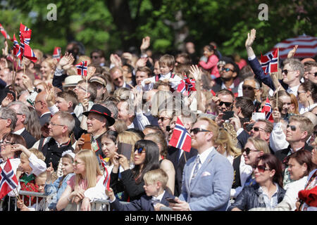 Norvège, Oslo - 17 mai, 2018. Le peuple norvégien font des signes avec leurs mains et les souhaits de la famille royale norvégienne au balcon du palais royal au cours de la Journée de la Constitution norvégienne, également appelé ami Sytttende, dans le centre d'Oslo. (Photo crédit : Gonzales Photo - Stian S. Moller). Gonzales : Crédit Photo/Alamy Live News Banque D'Images