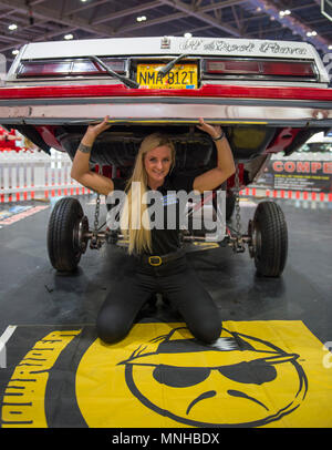 ExCel, Londres, Royaume-Uni. 17 mai, 2018. L'Confused.com London Motor Show event se déroule du 17 au 20 mai 2018 avec un espace 4,5 fois plus grand que l'an dernier. Photo : Jeune femme semble soulever une voiture personnalisée sur le Motor Show Events stand. Credit : Malcolm Park/Alamy Live News. Banque D'Images