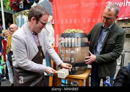 17 mai 2018, l'Allemagne, principaux d'Erlangen Erlangen : Florian Janik (Parti social-démocrate, L)inaugure le 263rd Erlanger Bergkirchweih. Plus d'un million de personnes visitent généralement le Bihlerdorf. L'événement durera jusqu'au 28 mai 2018. Photo : Daniel Karmann/dpa Banque D'Images