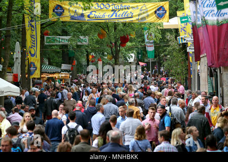 17 mai 2018, l'Allemagne, Erlangen : Les Visiteurs du 263rd Erlanger Bergkirchweih marcher sur le Bihlerdorf pendant la traditionnelle inauguration. Plus d'un million de personnes visitent généralement le Bihlerdorf. L'événement durera jusqu'au 28 mai 2018. Photo : Daniel Karmann/dpa Banque D'Images