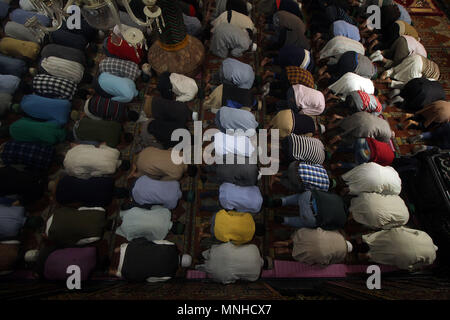 Srinagar, Jammu-et-Cachemire, en Inde. 17 mai, 2018. Les musulmans du Cachemire effectuer la prière de l'après-midi le premier jour du Ramadan de Srinagar, la capitale d'été du Cachemire indien le 17 mai 2018. Credit : Faisal Khan/ZUMA/Alamy Fil Live News Banque D'Images