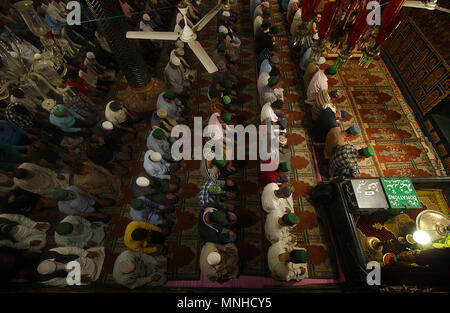 Srinagar, Jammu-et-Cachemire, en Inde. 17 mai, 2018. Les musulmans du Cachemire effectuer la prière de l'après-midi le premier jour du Ramadan de Srinagar, la capitale d'été du Cachemire indien le 17 mai 2018. Credit : Faisal Khan/ZUMA/Alamy Fil Live News Banque D'Images