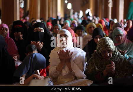 Srinagar, Jammu-et-Cachemire, en Inde. 17 mai, 2018. Les femmes musulmanes cachemire effectuer la prière de l'après-midi dans la grande mosquée sur le premier jour du Ramadan de Srinagar, la capitale d'été du Cachemire indien. Credit : Faisal Khan/ZUMA/Alamy Fil Live News Banque D'Images