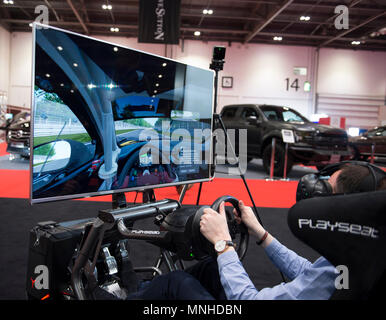 ExCel, Londres, Royaume-Uni. 17 mai, 2018. L'Confused.com London Motor Show event se déroule du 17 au 20 mai 2018 avec un espace 4,5 fois plus grand que l'an dernier. Photo : Les visiteurs peuvent prendre la piste avec un circuit VR de Brands Hatch. Credit : Malcolm Park/Alamy Live News. Banque D'Images