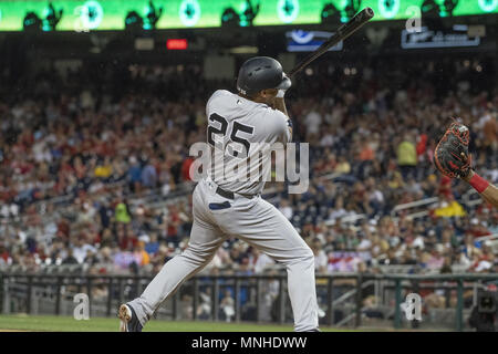 Washington, District de Columbia, Etats-Unis. 15 mai, 2018. New York Yankees second sous-Gleyber Torres (25) est touché par un lancer en sixième manche contre l'Nationals de Washington au Championnat National Park à Washington, DC le mardi 15 mai, 2018. Le jeu a été suspendu en sixième manche en raison de la pluie avec le score à égalité à 3 - 3 et se terminera le 18 juin 2018.Crédit : Ron Sachs/CNP. Credit : Ron Sachs/CNP/ZUMA/Alamy Fil Live News Banque D'Images