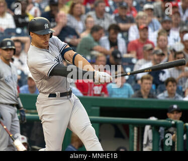 Bat. 15 mai, 2018. Le voltigeur des Yankees de New York Giancarlo Stanton (27) de chauves-souris dans la première manche contre les Nationals de Washington au Championnat National Park à Washington, DC le mardi 15 mai, 2018. Il a attiré l'un à pied trop fin à la chauve-souris. Le jeu a été suspendu en sixième manche en raison de la pluie avec le score à égalité à 3 - 3 et se terminera le 18 juin 2018. Credit : Ron Sachs/CNP (restriction : NO New York ou le New Jersey Journaux ou journaux dans un rayon de 75 km de la ville de New York) | Conditions de crédit dans le monde entier : dpa/Alamy Live News Banque D'Images