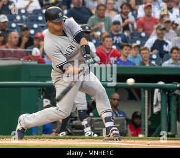 Nouvelle York Yankee catcher Gary Sanchez (24) double dans la première manche contre les Nationals de Washington au Championnat National Park à Washington, DC le mardi 15 mai, 2018. Le jeu a été suspendu en sixième manche en raison de la pluie avec le score à égalité à 3 - 3 et se terminera le 18 juin 2018. Credit : Ron Sachs/CNP (restriction : NO New York ou le New Jersey Journaux ou journaux dans un rayon de 75 km de la ville de New York) dans le monde entier d'utilisation | Banque D'Images