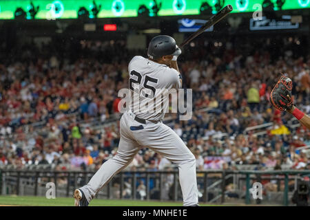 New York Yankees second sous-Gleyber Torres (25) est touché par un lancer en sixième manche contre l'Nationals de Washington au Championnat National Park à Washington, DC le mardi 15 mai, 2018. Le jeu a été suspendu en sixième manche en raison de la pluie avec le score à égalité à 3 - 3 et se terminera le 18 juin 2018. Credit : Ron Sachs/CNP (restriction : NO New York ou le New Jersey Journaux ou journaux dans un rayon de 75 km de la ville de New York) dans le monde entier d'utilisation | Banque D'Images