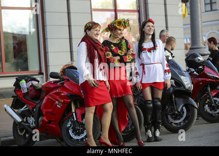 Kiev, Ukraine. 17 mai, 2018. Un motard femmes portant des chemises brodées ukrainiennes traditionnelles posent pour une photo de groupe près de leurs motos à Kiev, Ukraine, le 17 mai 2018. L'Ukraine marque Vyshyvanka's Day le 17 mai 2018. Credit : Sergii Kharchenko/ZUMA/Alamy Fil Live News Banque D'Images