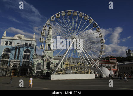 Kiev, Ukraine. 17 mai, 2018. Une femme en chemise brodée traditionnelle ukrainienne passe devant une grande roue à Kiev, Ukraine, le 17 mai 2018. L'Ukraine marque Vyshyvanka's Day le 17 mai 2018. Credit : Sergii Kharchenko/ZUMA/Alamy Fil Live News Banque D'Images